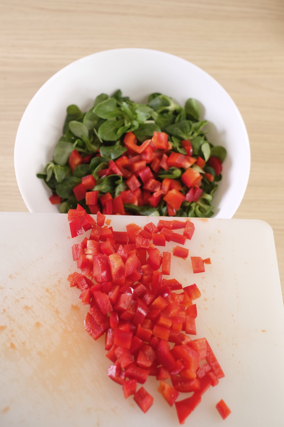 I added chopped red pepper to lamb's lettuce while making spicy egg salad