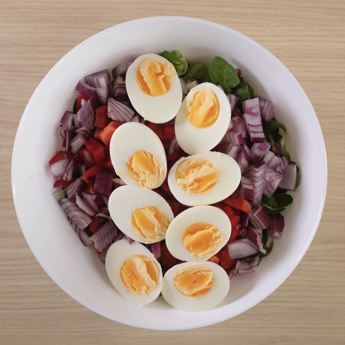 I added sliced boiled eggs on top of lamb's lettuce, red pepper and onion for spicy egg salad